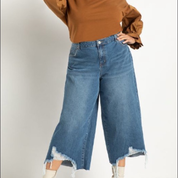 Eloquii Denim - PLUS SIZE DISTRESSED HEM CROP JEANS